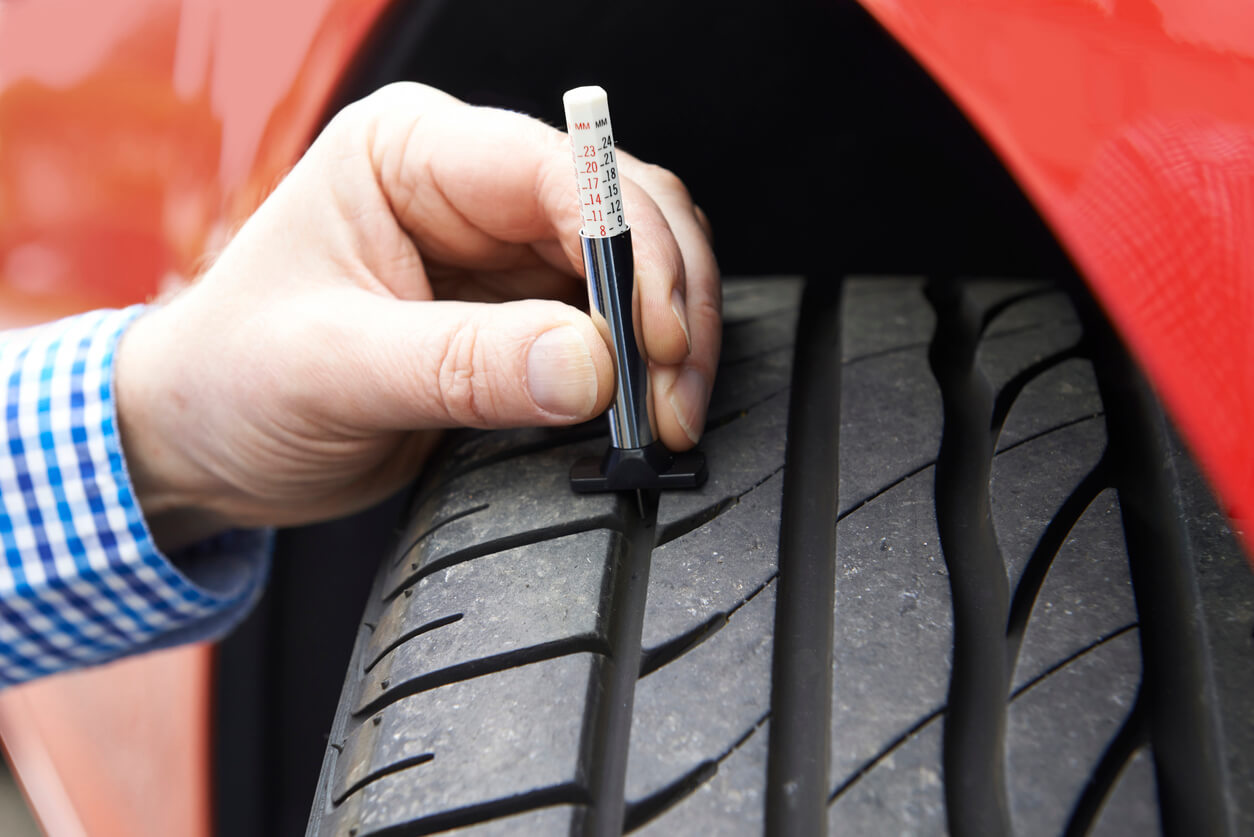 Using a pencil style tread depth gauge