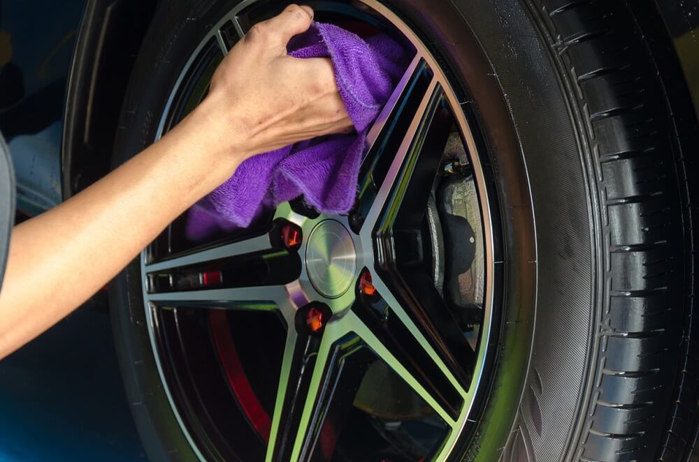 Using a microfiber cloth to try a wheel after cleaning