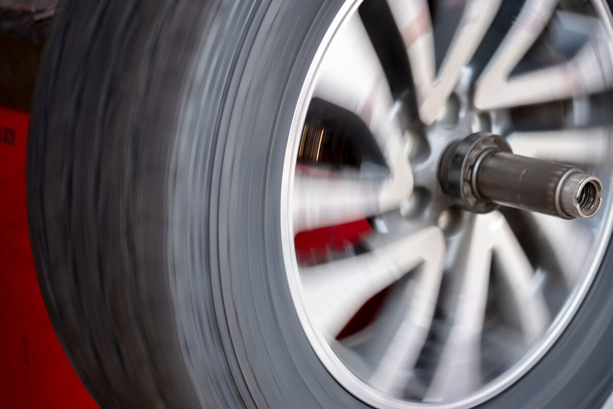 Wheel with motion during setting balancing in a car shop.