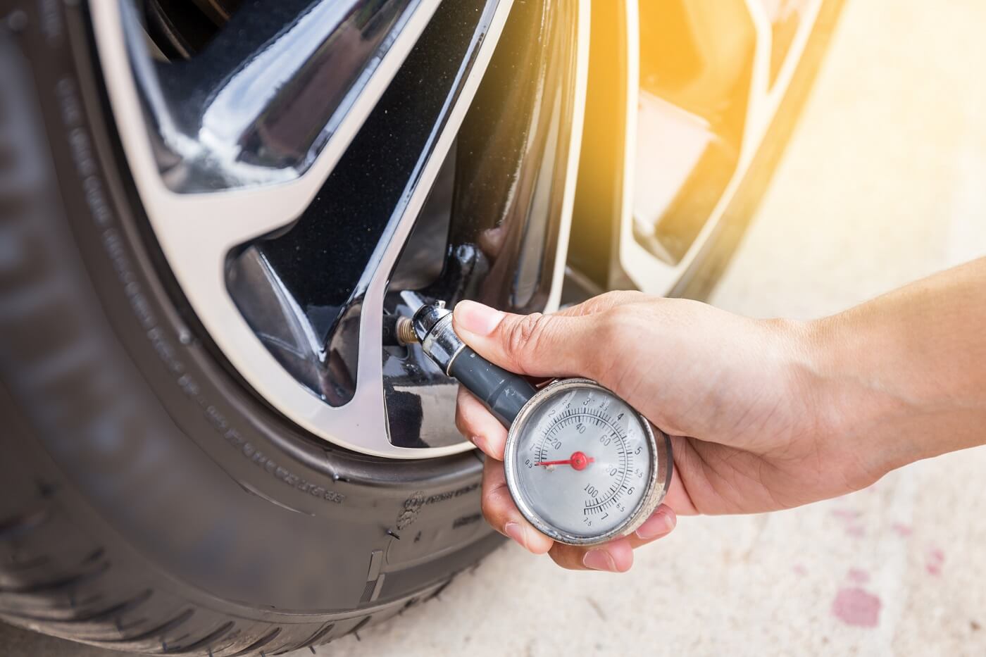 Checking tyre pressure