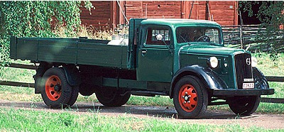 An early 1900’s tip truck fitted with Mullins Steel wheels.