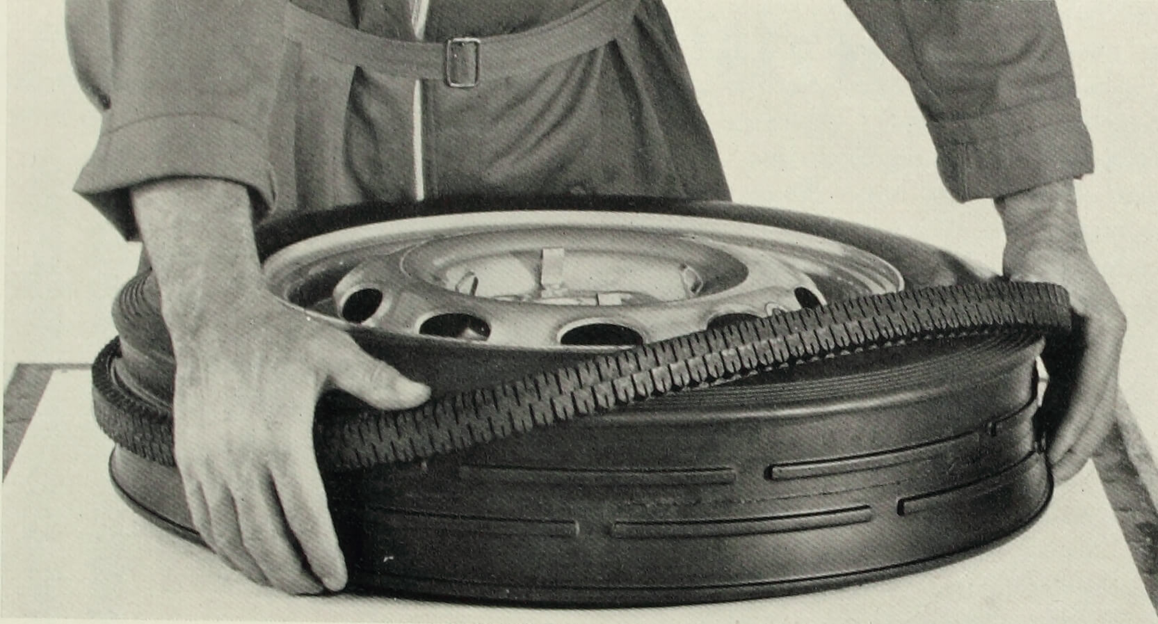 Interchangeable tread tyre.